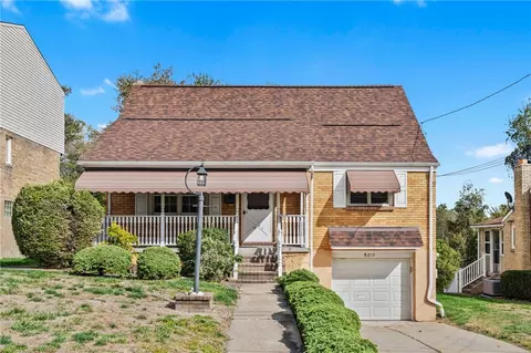 5215 Woodland Dr, West Mifflin, PA 15122