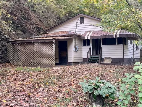 133 Coal Vly, Clairton, PA 15025