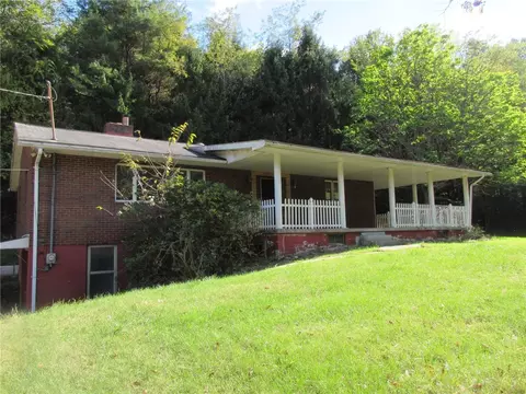 996 Scenic Dr, Coal Center, PA 15423