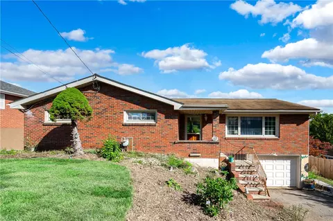 121 Crest View Dr, Butler, PA 16001