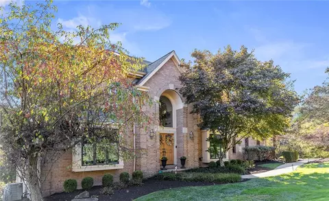 8 Harvester Ct, Sewickley, PA 15143