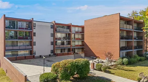 446 Hoodridge Dr #310, Pittsburgh, PA 15234