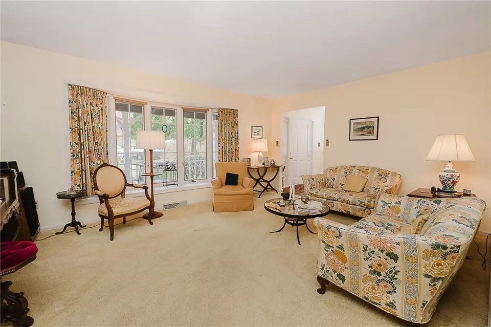 Living - 119 Hermitage Cir, Ligonier, PA 15658 photo 2 of 4