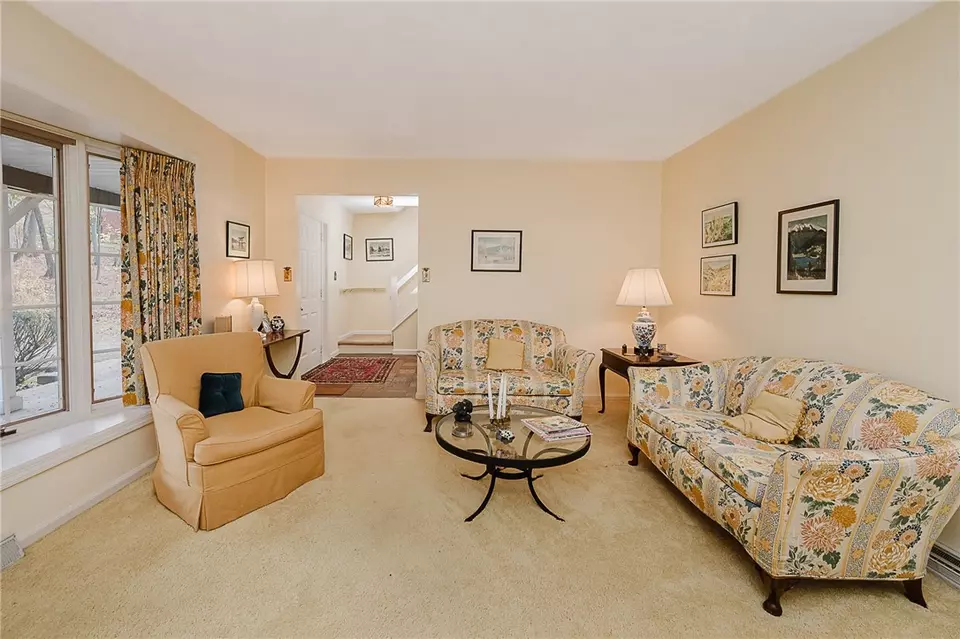 Living - 119 Hermitage Cir, Ligonier, PA 15658 photo 3 of 4