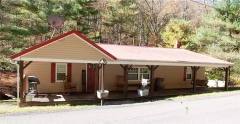 211 Hobbs Run Rd, Mount Morris, PA 15349