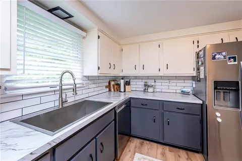 Kitchen - 18 Dell Dr, Irwin, PA 15642 photo 5 of 5