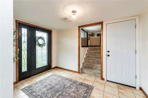 Entry Way - 18 Dell Dr, Irwin, PA 15642 photo 2 of 5