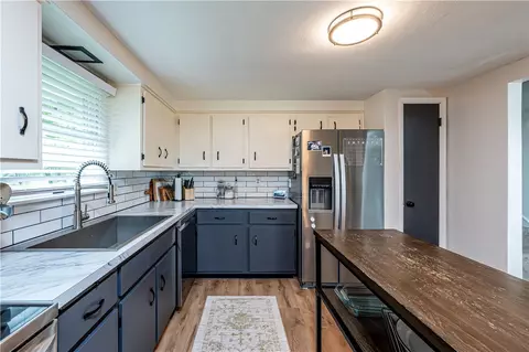Kitchen - 18 Dell Dr, Irwin, PA 15642 photo 4 of 5