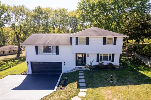 18 Dell Dr, Irwin, PA 15642