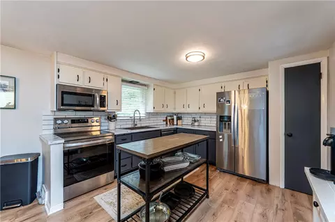 Kitchen - 18 Dell Dr, Irwin, PA 15642 photo 2 of 5