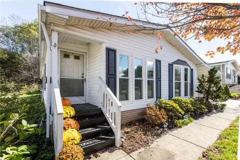 238 Rock Lake Dr, Zelienople, PA 16063