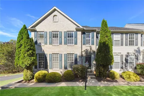 931 Royal Ct, Canonsburg, PA 15317