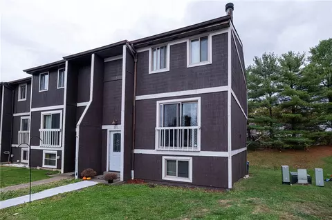 211 Parkwood Dr, Cranberry Township, PA 16066