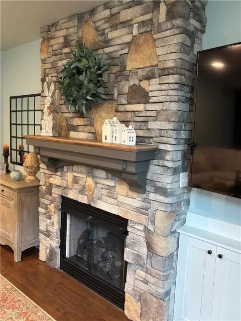 Living - 610 Caruthers Ln, Irwin, PA 15642 photo 8 of 8