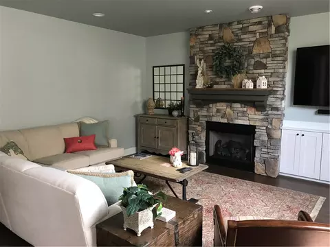 Living - 610 Caruthers Ln, Irwin, PA 15642 photo 7 of 8