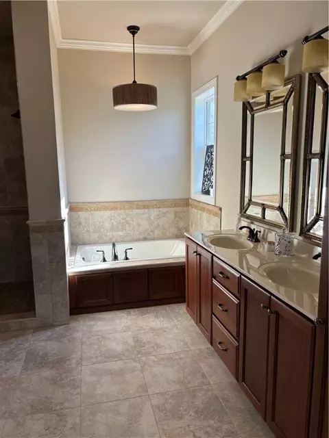 Bath - 610 Caruthers Ln, Irwin, PA 15642 photo 3 of 7