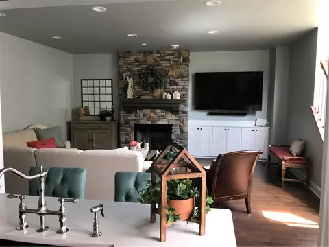 Living - 610 Caruthers Ln, Irwin, PA 15642 photo 6 of 8
