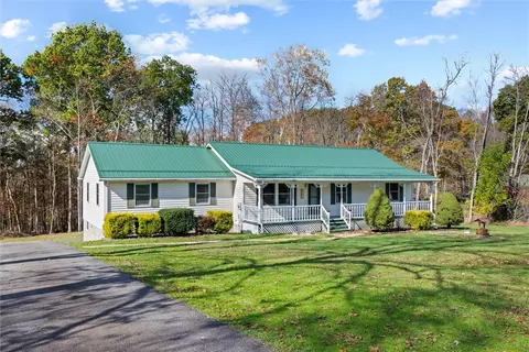 205 Horseshoe Dr, Freeport, PA 16229