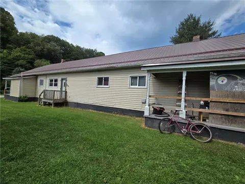 477 A B Pike Run Dr, Daisytown, PA 15427