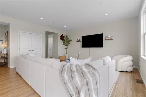 Living - 403 Walnut Ct, Pittsburgh, PA 15237 photo 2 of 4