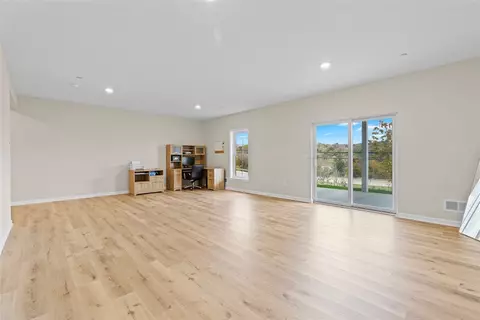 Living - 403 Walnut Ct, Pittsburgh, PA 15237 photo 3 of 4