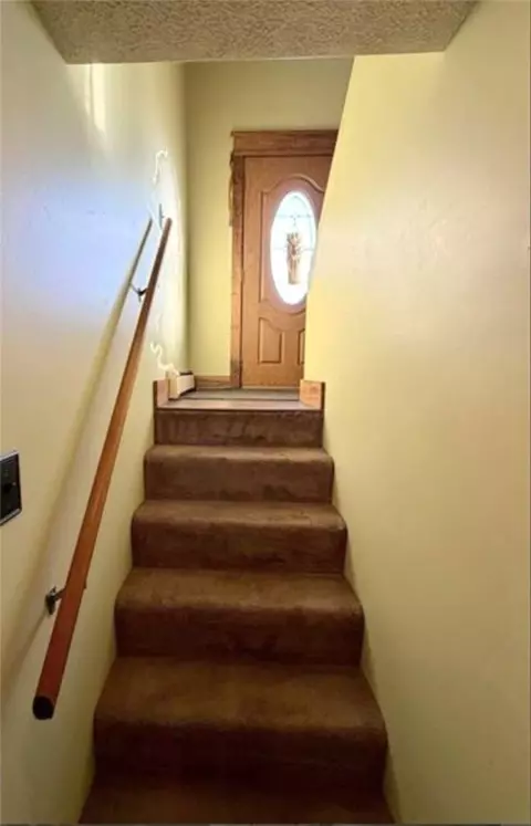 Entry Way - 1239 Old State Rd, Apollo, PA 15613 photo 3 of 4