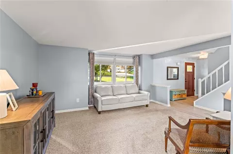 Living - 1256 Manor Dr, Pittsburgh, PA 15241 photo 2 of 5