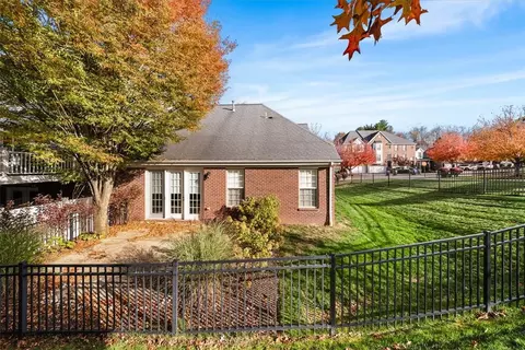 507 E Vanderbilt Dr, Mars, PA 16046 photo 2