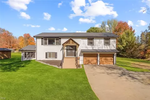 1130 Blue Sky Dr, New Castle, PA 16105