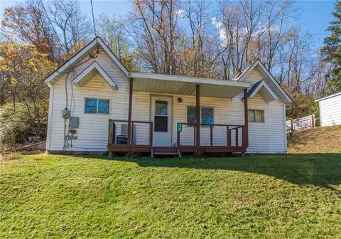 34 38 Earhart St, Leechburg, PA 15656