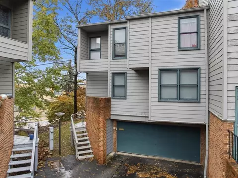 22 Timberline Ct, Pittsburgh, PA 15217