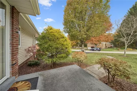 13748 Loretta Dr, Irwin, PA 15642 photo 3