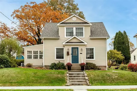 320 Edgewood Ave, Grove City, PA 16127
