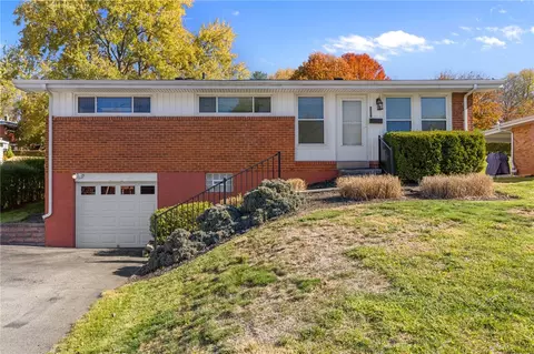 587 Firethorne Dr, Monroeville, PA 15146