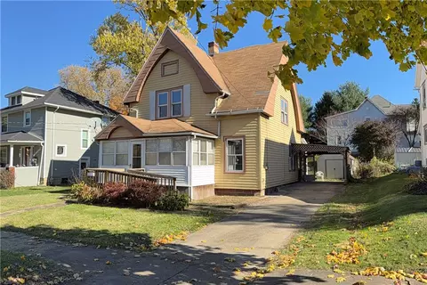 133 S 7th St, Sharpsville, PA 16150