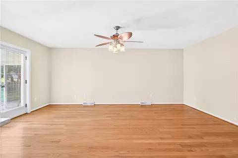 Living - 126 Valley Rd, Eighty Four, PA 15330 photo 10 of 10