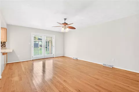 Living - 126 Valley Rd, Eighty Four, PA 15330 photo 8 of 10