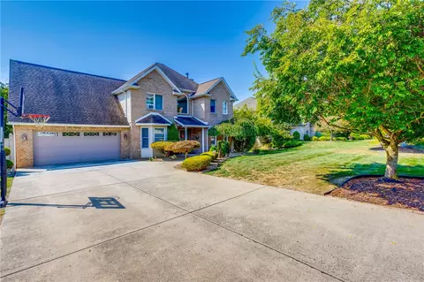 3 Colonial Cir, Irwin, PA 15642