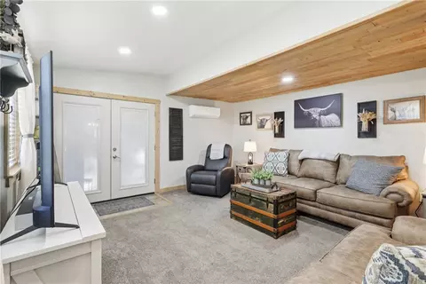 Living - 628 Pine Run Rd, Apollo, PA 15613 photo 2 of 4