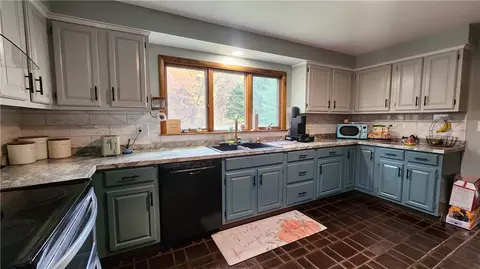 Kitchen - 107 Spring Hollow Dr, Apollo, PA 15613 photo 2 of 3