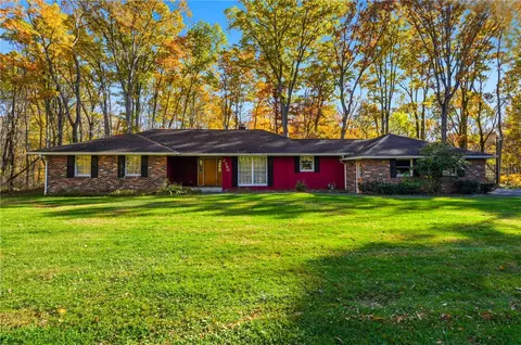 2360 Downing Ln, Hermitage, PA 16148