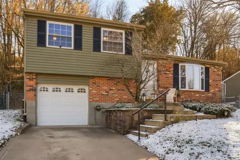 318 Tionesta Dr, New Kensington, PA 15068