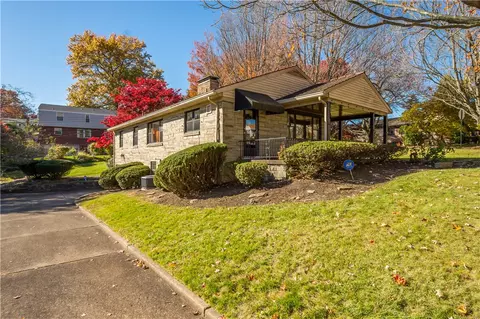1751 Helen Dr, Pittsburgh, PA 15216