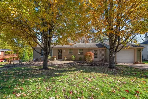 1324 Park Dr, Coraopolis, PA 15108