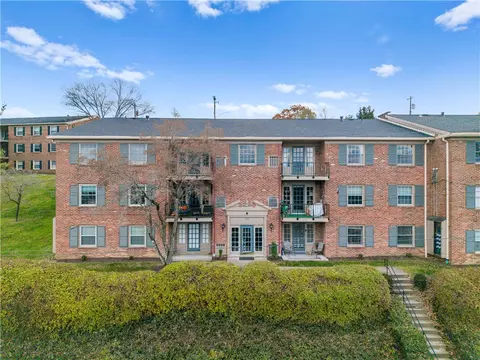 1060 Chatham Park Dr #E, Pittsburgh, PA 15216