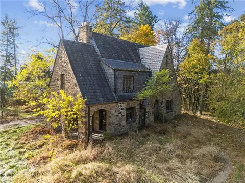 200 Connor Dr, Jeannette, PA 15644