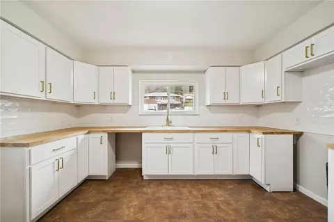 Kitchen - 2632 River Rd, Vandergrift, PA 15690 photo 2 of 4