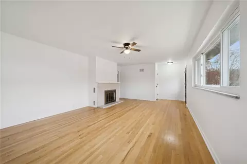 Living - 2632 River Rd, Vandergrift, PA 15690 photo 2 of 4
