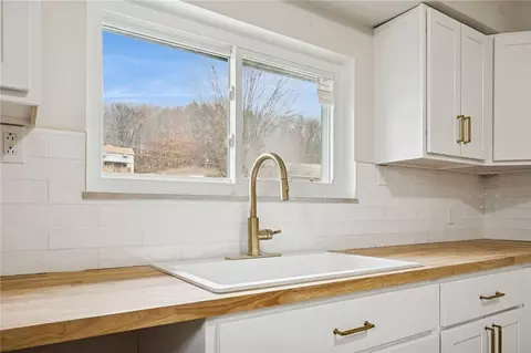 Kitchen - 2632 River Rd, Vandergrift, PA 15690 photo 3 of 4