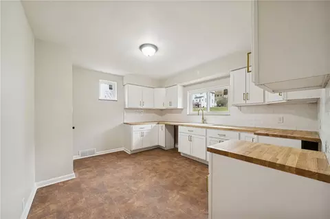 Kitchen - 2632 River Rd, Vandergrift, PA 15690 photo 4 of 4